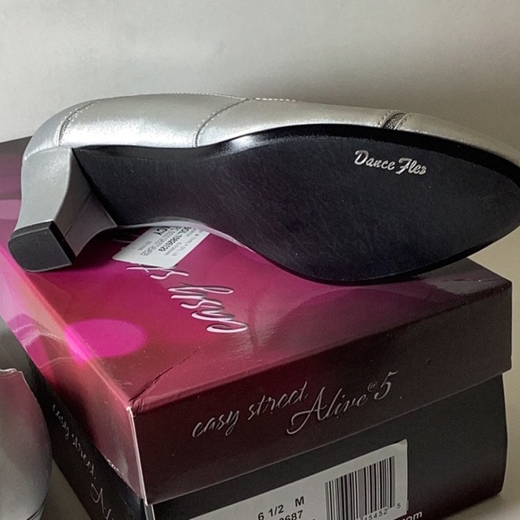 Easy Street Women's Datia Pump - Picture 12 of 14